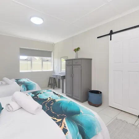 Land'S Edge Eco Friendly Cottages And Apartments Struisbaai Exterior photo